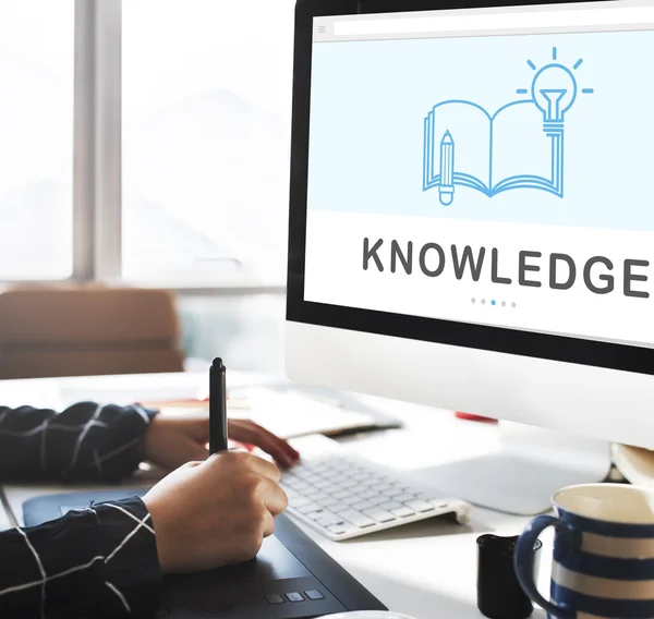 Woman working with computer — Stock Photo, Image