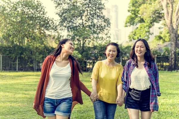 Asiatisk familj i parken — Stockfoto