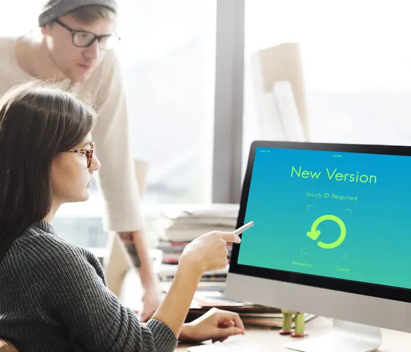 Mujer mostrando en monitor con Nueva Versión — Foto de Stock