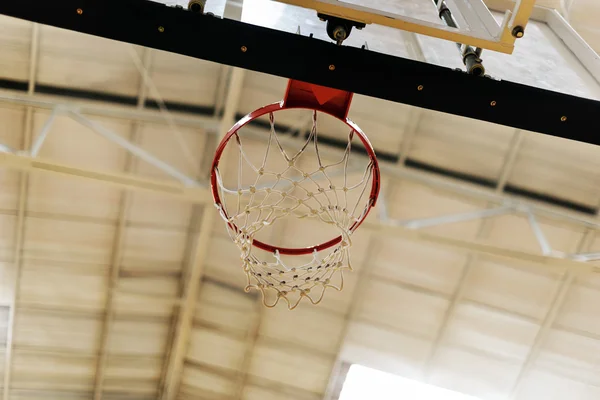 Basket-ball cerceau dans le stade — Photo