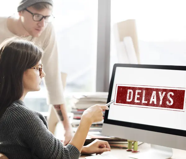 Mujer mostrando en monitor con retrasos — Foto de Stock