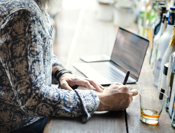 Man met baard schrijven van notities — Stockfoto