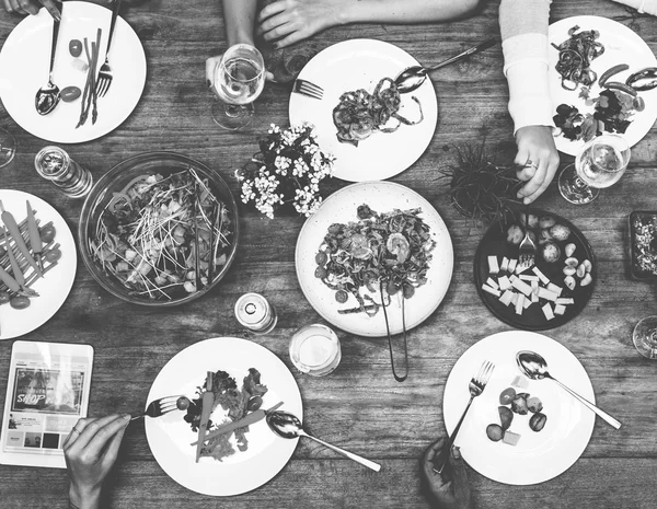 Mulheres penduradas e comendo juntas — Fotografia de Stock