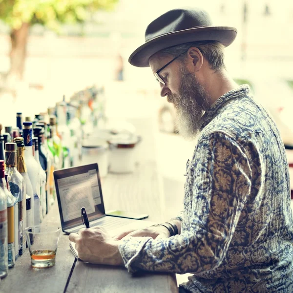 Uomo con barba note di scrittura — Foto Stock