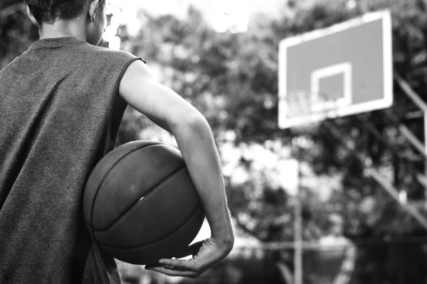 Fiú kosárlabda labda tartó — Stock Fotó