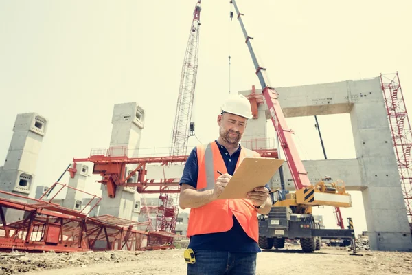 Ingénieur Travailleur écriture plan de construction — Photo