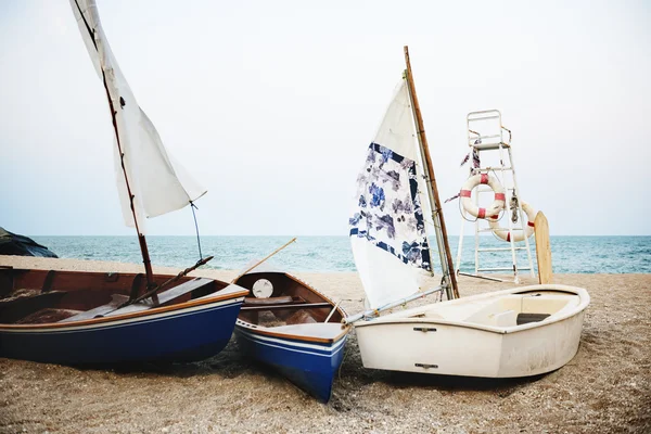 Zeilboten aan vreedzame kust — Stockfoto