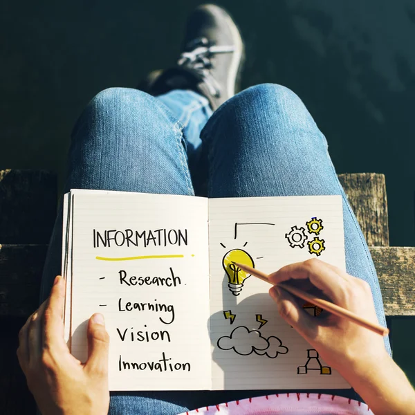 Mujer escribiendo en cuaderno —  Fotos de Stock