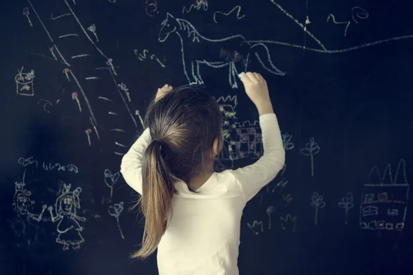 Menina desenho no quadro negro — Fotografia de Stock