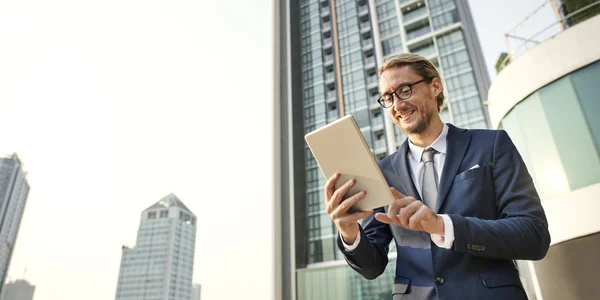 Uomo d'affari che lavora con tablet digitale — Foto Stock