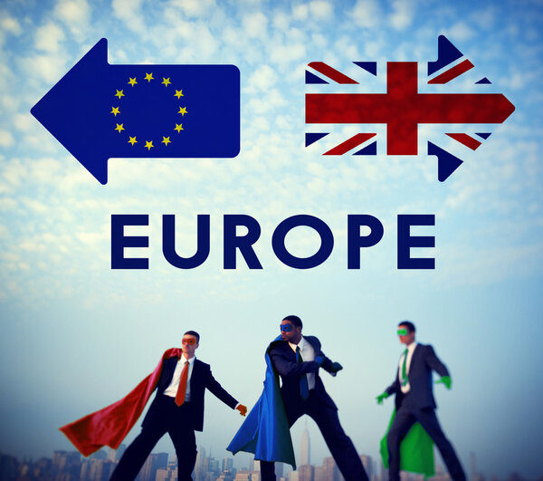 бизнесмены в костюмах супергероев
