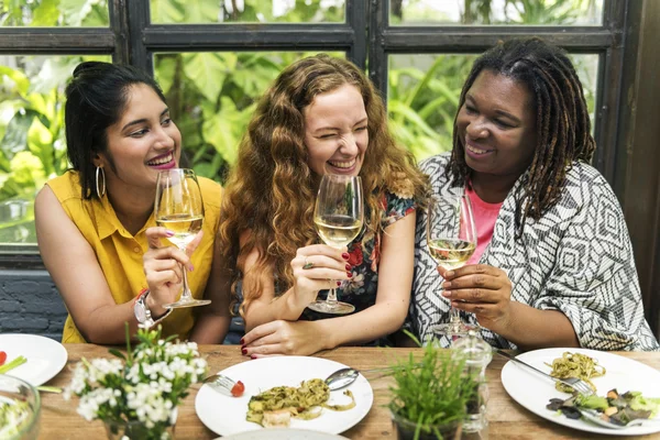 Mulheres penduradas e comendo juntas — Fotografia de Stock