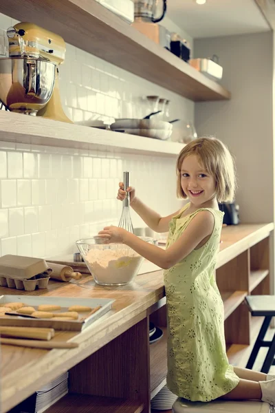 Девушка делает тесто для домашнего печенья — стоковое фото