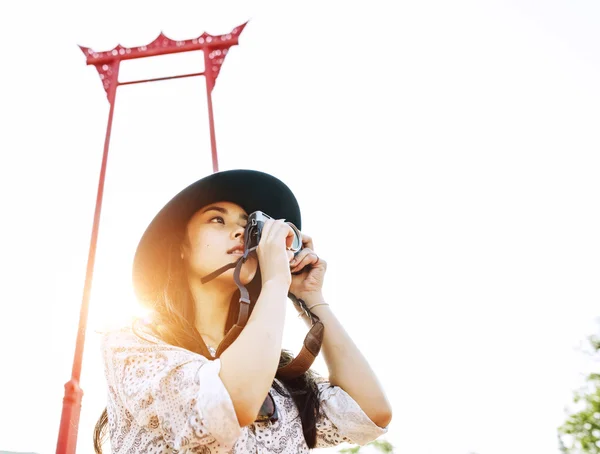 Junge asiatische Mädchen mit Kamera — Stockfoto