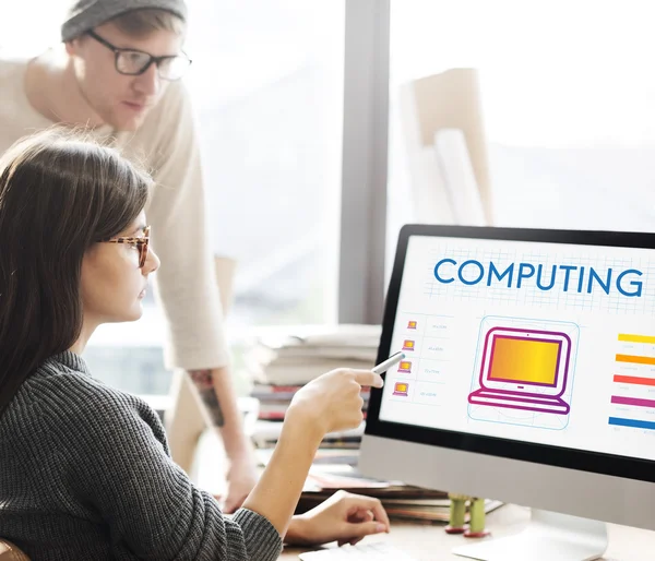 Mujer mostrando en monitor con Computación — Foto de Stock