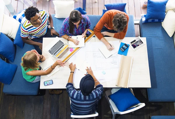 Étudiants en architecture travaillant dans un café — Photo