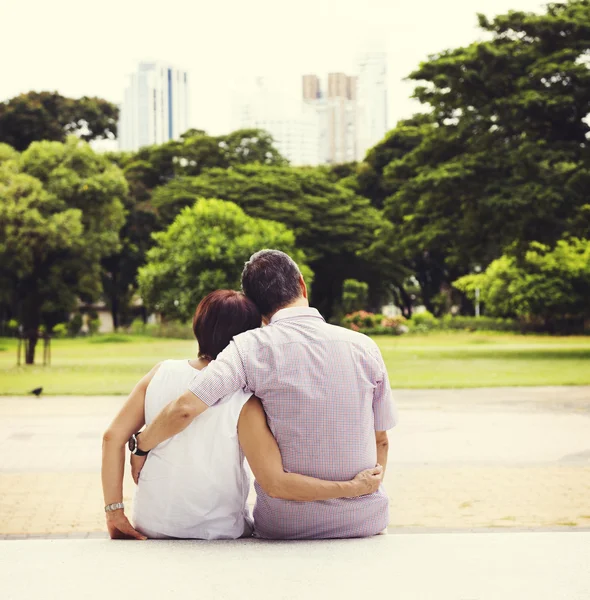 Casal passar o tempo no parque — Fotografia de Stock