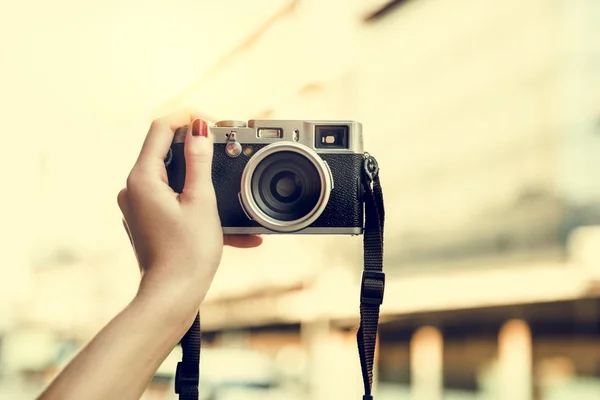 Vrouw hand met vintage camera — Stockfoto