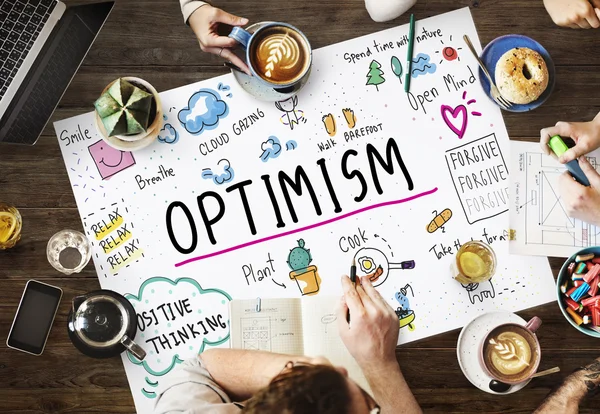 Tisch mit Plakat voller Optimismus — Stockfoto