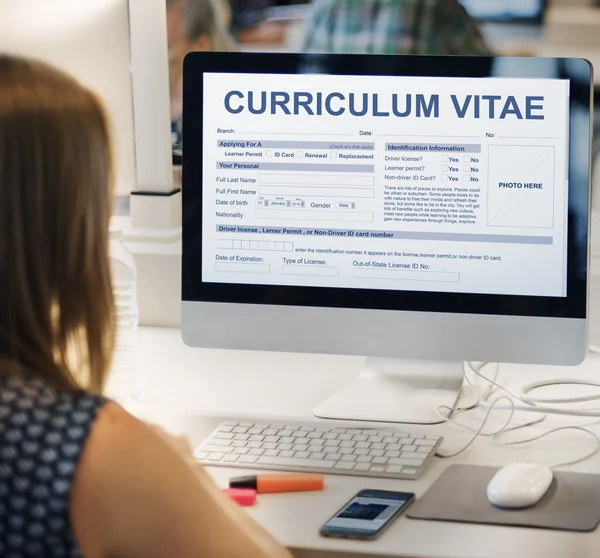 Femme utilisant un ordinateur à la table de travail — Photo