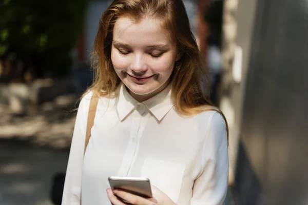 Meisje met smartphone — Stockfoto