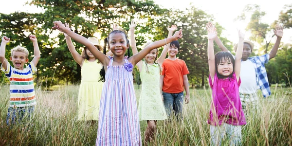 Niños jugando al aire libre —  Fotos de Stock