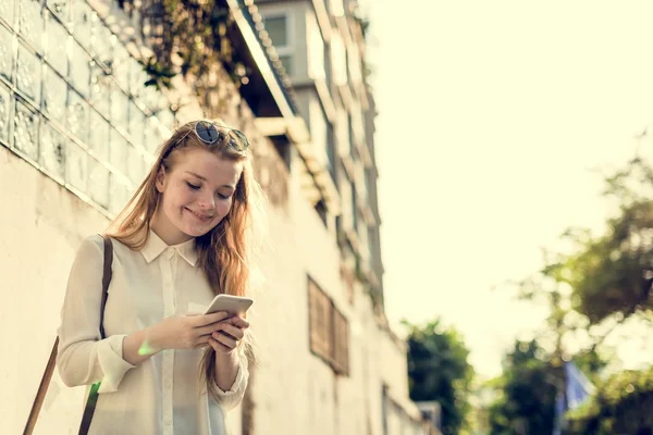 Dziewczyna za pomocą smartfona — Zdjęcie stockowe