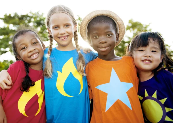 Multi-etnisch kinderen buitenshuis — Stockfoto