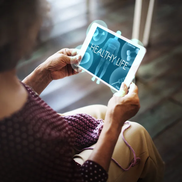 Stará žena hospodářství tablet — Stock fotografie