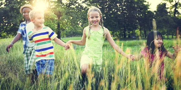 Kinderen die buiten spelen — Stockfoto