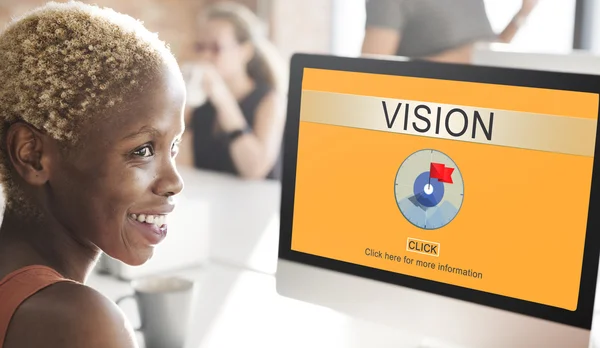 Affärskvinna arbetar på dator med vision — Stockfoto