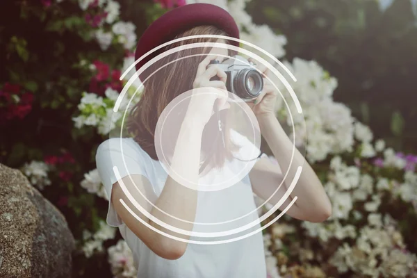 Chica en sombrero haciendo fotos — Foto de Stock