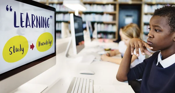 Menino usando computador na escola — Fotografia de Stock