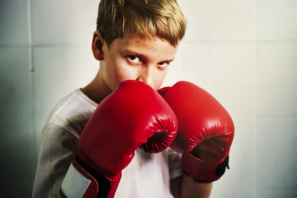 Junge trainiert Boxübungen — Stockfoto