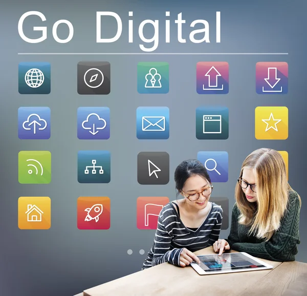 Studentjenter som bruker digital nettbrett – stockfoto