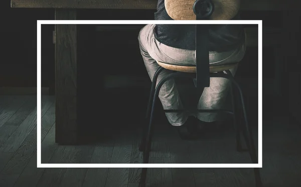 Homem sentado à mesa — Fotografia de Stock