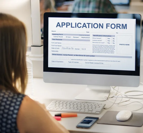 Vrouw met behulp van computer aan werkplek tafel — Stockfoto