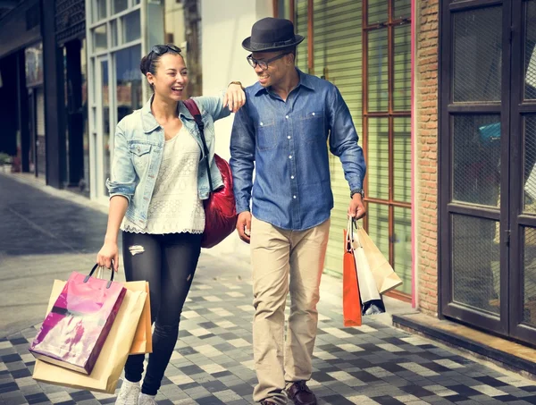 Vrouw en man met boodschappentassen — Stockfoto