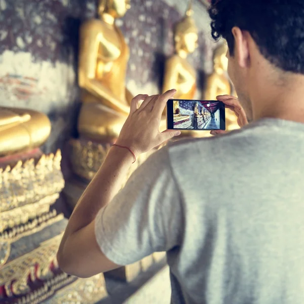 Man making picture  on the smartphone — Stock Photo, Image