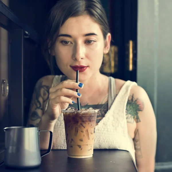 Frau trinkt Kaffee — Stockfoto