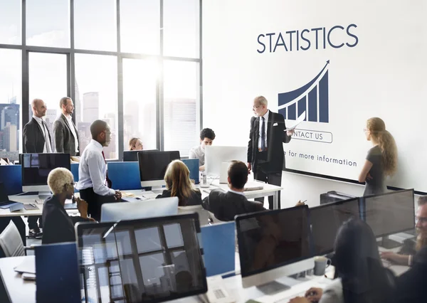 Mensen uit het bedrijfsleven werken en statistieken — Stockfoto