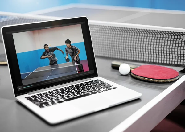 Geopende laptop op de ping pong tafel — Stockfoto