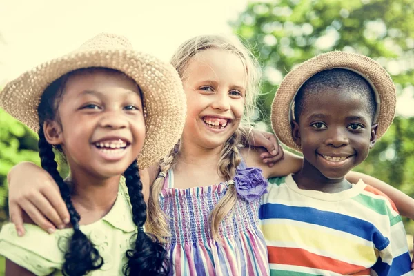 Niños multiétnicos al aire libre —  Fotos de Stock