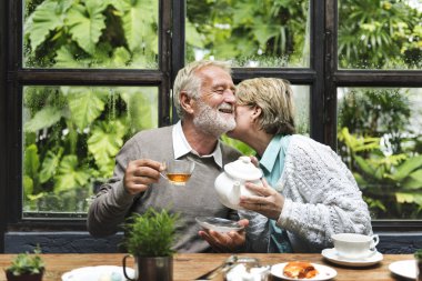yaşlı çift çay içme