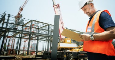 Yapı planı yazma çalışan mühendis