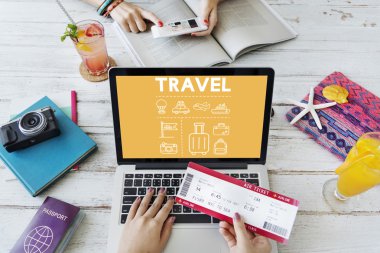 dizüstü bilgisayar kullanan kişi klavyede yazarak