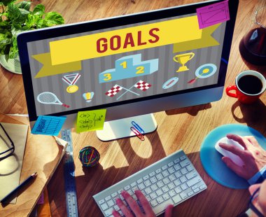 Bilgisayar kullanan adam