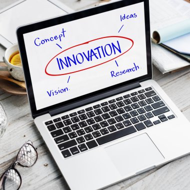 ekrandaki bilgileri ile dizüstü bilgisayar