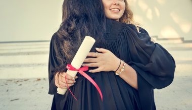 Mezun kız diploma holding
