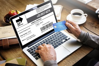 Masada dizüstü bilgisayar kullanan adam